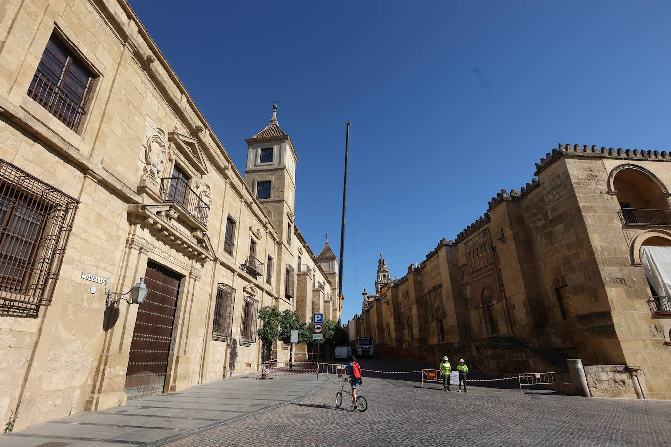 La retirada de la última grúa que tapaba la Mezquita de Córdoba, en imágenes