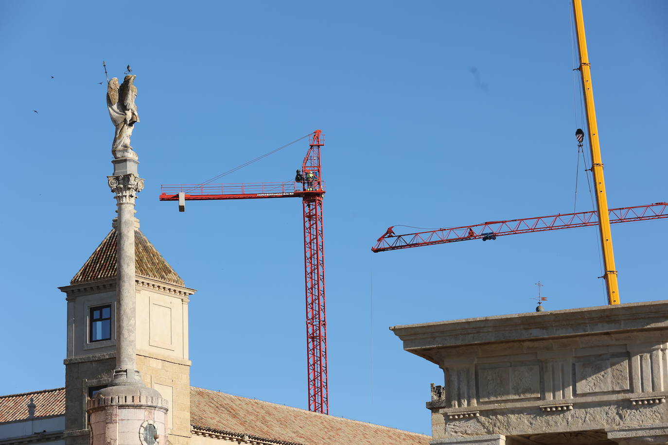 La retirada de la última grúa que tapaba la Mezquita de Córdoba, en imágenes