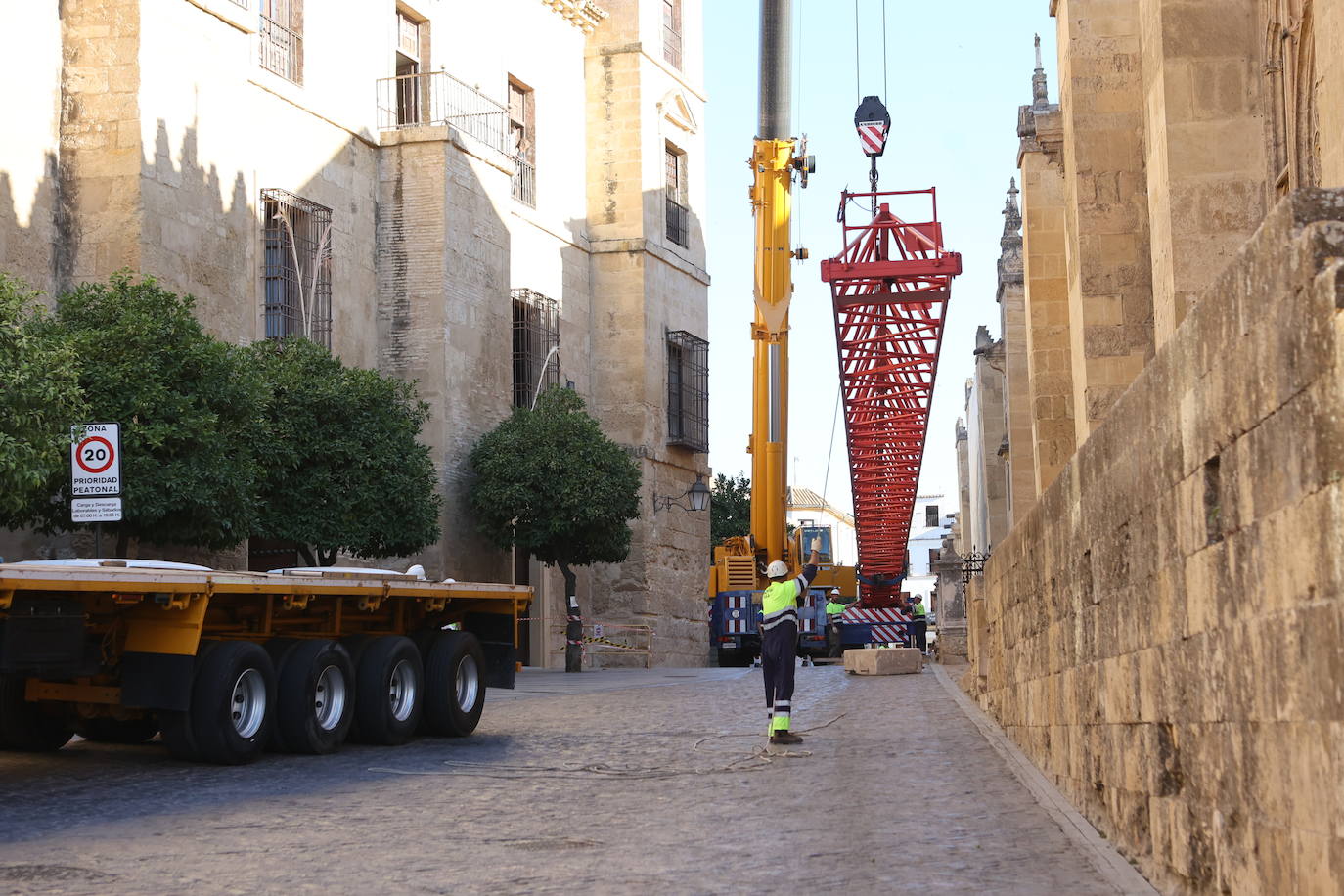 La retirada de la última grúa que tapaba la Mezquita de Córdoba, en imágenes