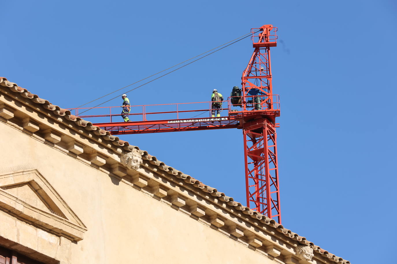 La retirada de la última grúa que tapaba la Mezquita de Córdoba, en imágenes