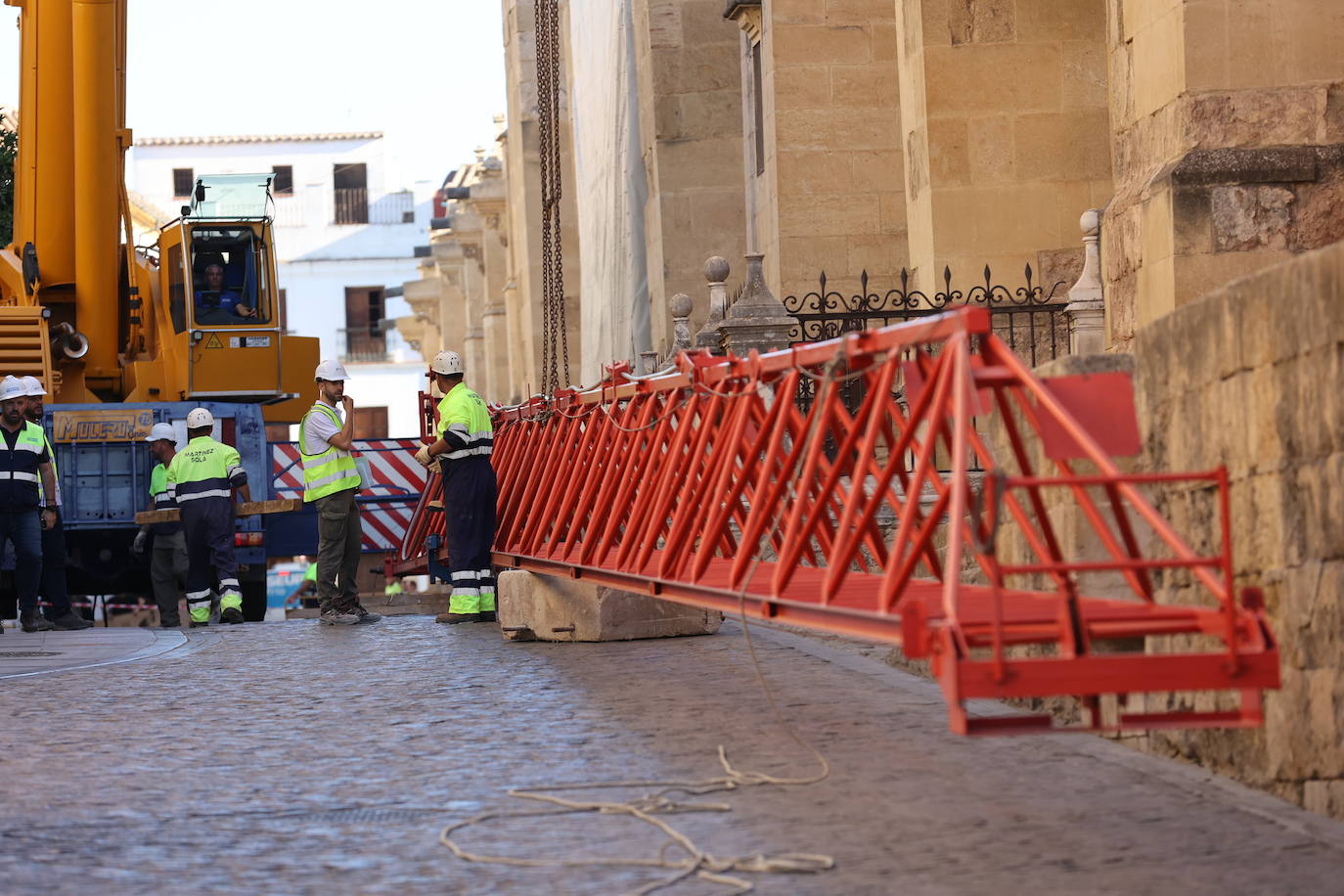 La retirada de la última grúa que tapaba la Mezquita de Córdoba, en imágenes