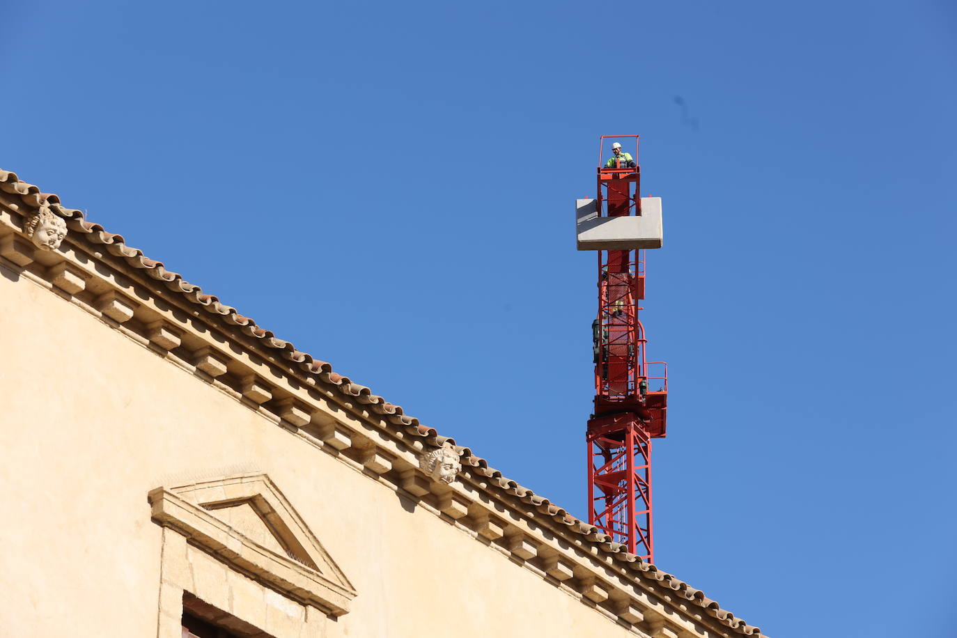 La retirada de la última grúa que tapaba la Mezquita de Córdoba, en imágenes