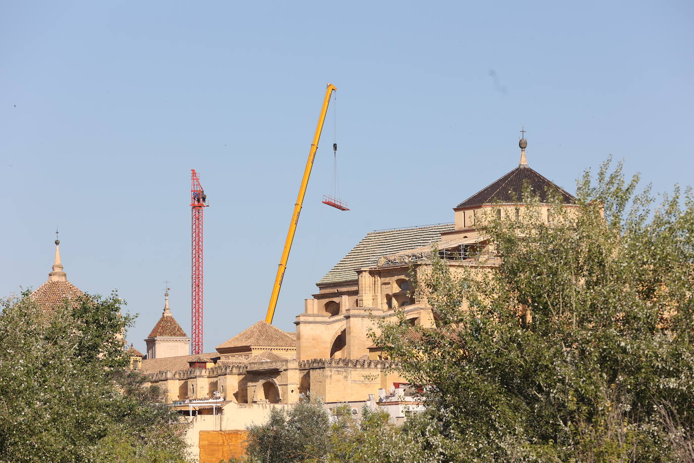 La retirada de la última grúa que tapaba la Mezquita de Córdoba, en imágenes