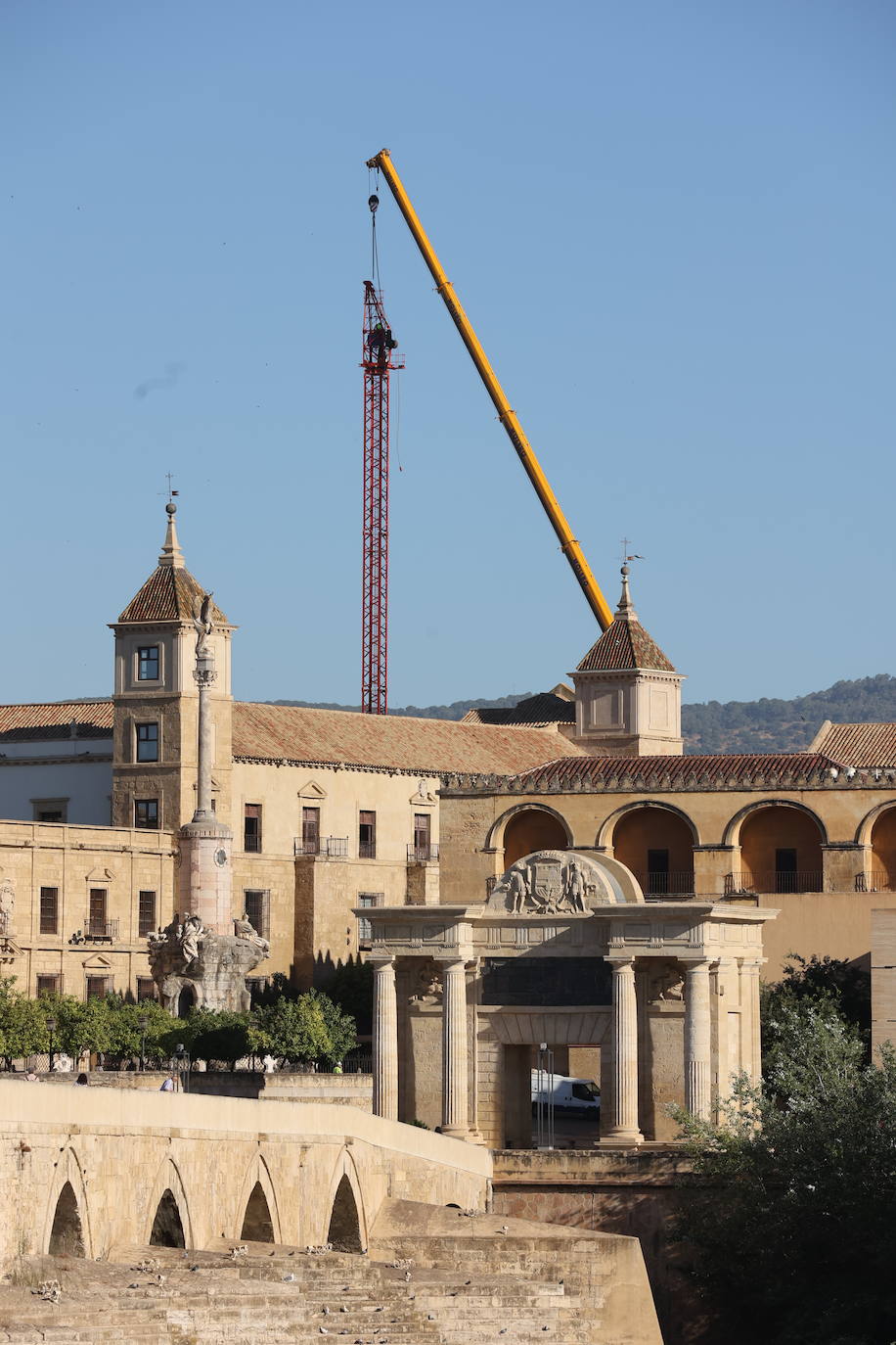 Retiran la última grúa que enturbiaba las vistas de la Mezquita y el Puente Romano de Córdoba