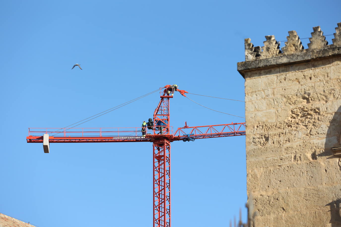 La retirada de la última grúa que tapaba la Mezquita de Córdoba, en imágenes