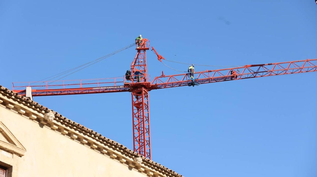 La retirada de la última grúa que tapaba la Mezquita de Córdoba, en imágenes