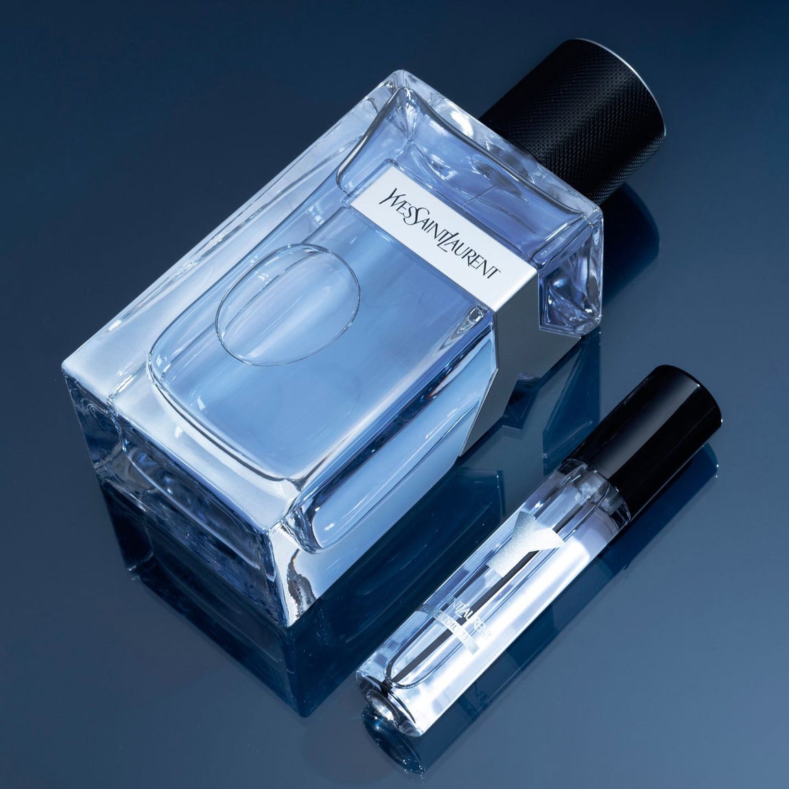 Y EDT de YSL Beauty: 78,50 €, 60 ml.. ﻿Un toque mineral, fougère y amaderado en el que las notas de aromática lavanda contrastan con las maderas más sensuales. Y de YSL Beauty es una fragancia masculina refrescante y poderosa con una intensidad excepcional de hasta 12 horas.