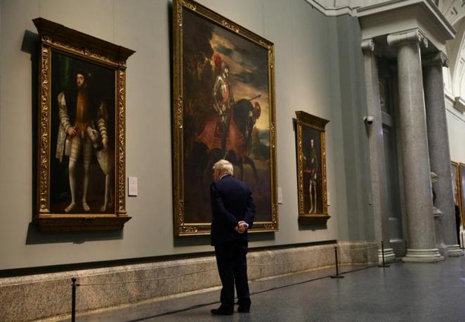 El primer ministro británico, Boris Johnson, observa cuadros antes de la cena en el Museo del Prado. 