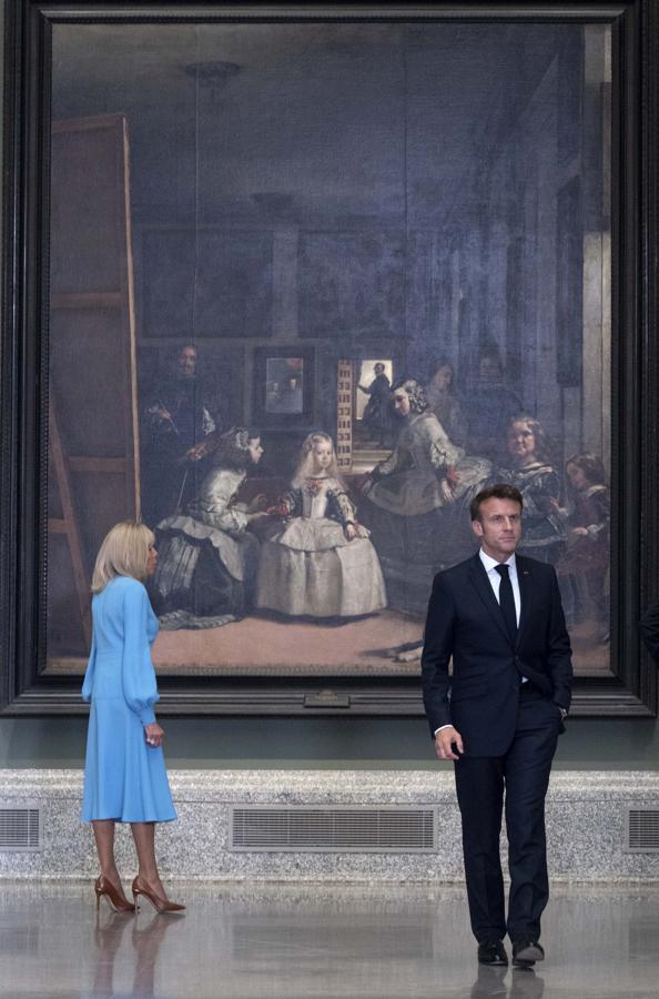 El presidente de Francia, Emmanuel Macron, junto a su mujer Brigitte, delante de 'Las meninas'. 