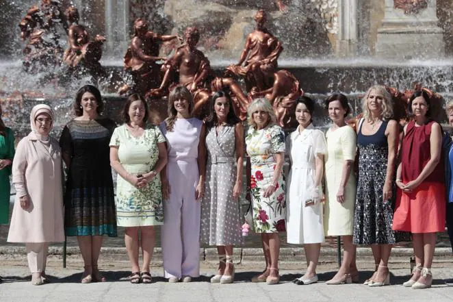 La reina Letizia y las primeras damas en La Granja: alpargatas, tonos 'nude' y vestidos estampados