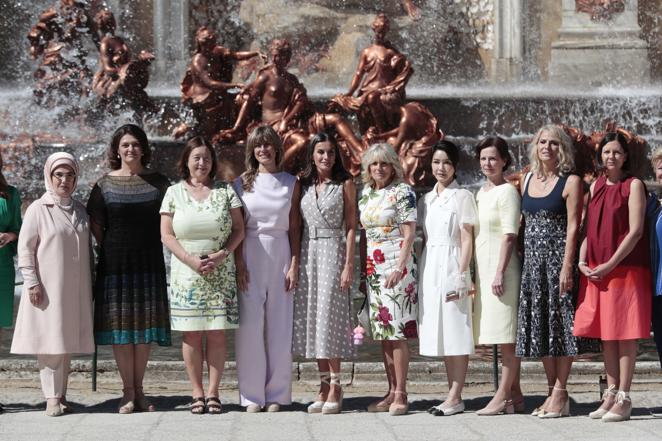 Mientras los líderes internacionales se encuentran en IFEMA analizando y valorando la situación internacional, sus acompañantes realizan numerosas actividades paralelas agendades para este miércoles. La jornada se ha iniciado con una visita de la reina Letizia y las primeras damas a La Granja, además de, por supuesto, los dos caballeros que también participan en las actividades, como son Juraj Rizman, el marido de la presidenta de Eslovaquia, y Gauthier Destenay, el marido del primer ministro de Luxemburgo.