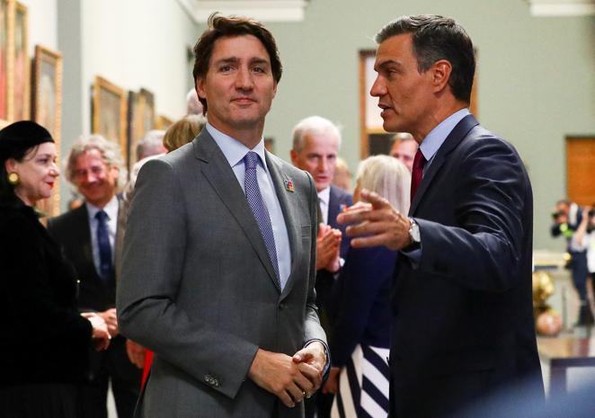 El primer ministro de Canadá, Justin Trudeau, escuchando al presidente del Gobierno de España, Pedro Sánchez. 