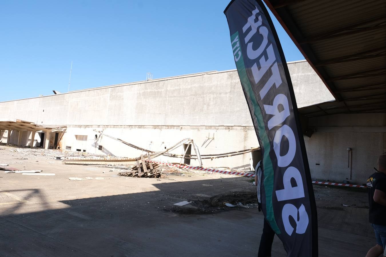 Fotos: Visita del Cádiz a las antiguas instalaciones de Delphi