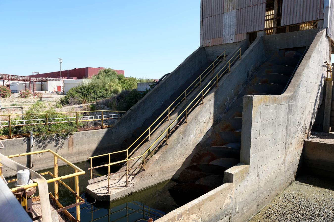 Fotos: Visita del Cádiz a las antiguas instalaciones de Delphi