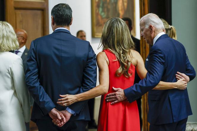 Begoña Gómez, junto a su marido, el presidente Pedro Sánchez, y Joe Biden. 