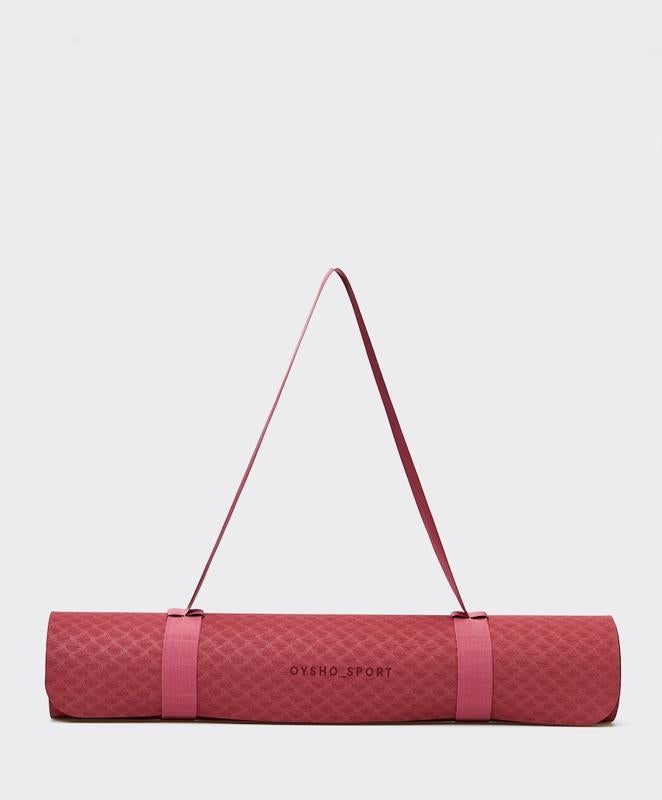 Estira de yoga. Esterilla de yoga de color rosette con estampado de rombos mediante grabado láser y superficie antideslizante de Oysho. Antes 29,99 euros y ahora 22,99 euros.