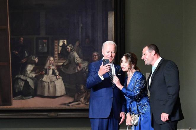 Joe Biden se hace un selfie frente a 'Las Meninas'. 