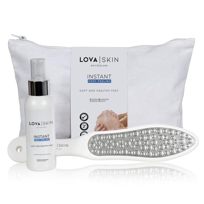 Lova Skin Foot Peeling kit: 62 €. Kit con neceser blanco de algodón orgánico, lima adaptada a las necesidades del pie y el suero Instant formulado con ingredientes veganos como el agua del glaciar suizo, jugo de la hoja del áloe vera, extracto del cactus, hojas del eucalipto, corteza hamamelis, extractos de la cáscara del limón, AHA y BHA (ácidos alfa y beta-hidroxilo). Para unos pies suaves, sanos e hidratados.