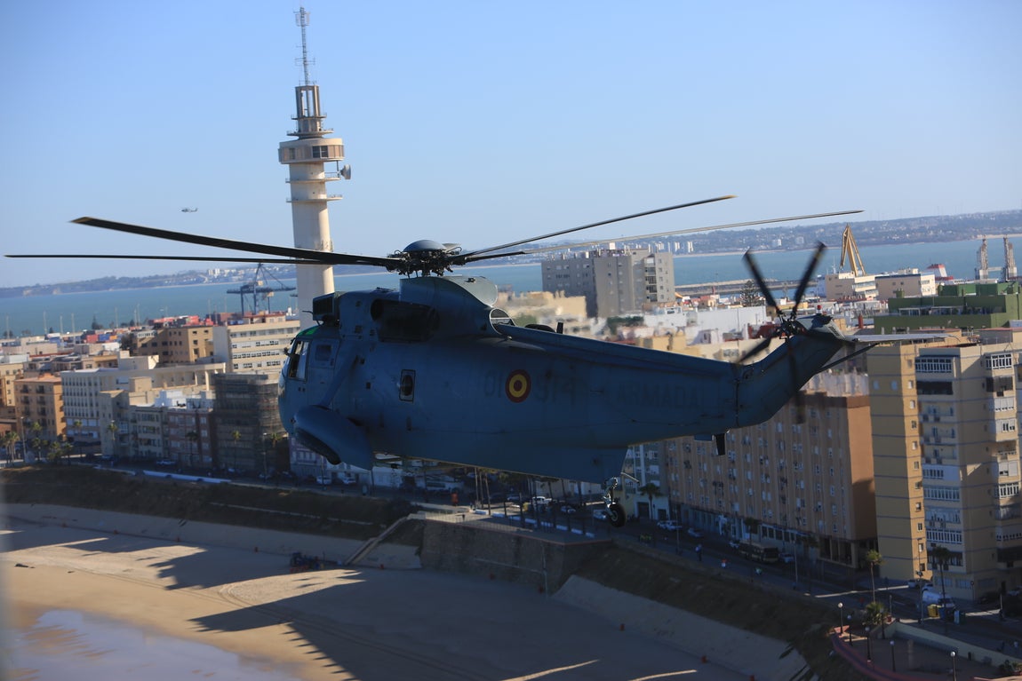 Las impresionantes imágenes de Cádiz y la Bahía desde un helicóptero militar