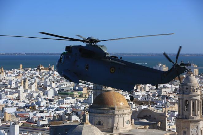 Las impresionantes imágenes de Cádiz y la Bahía desde un helicóptero militar