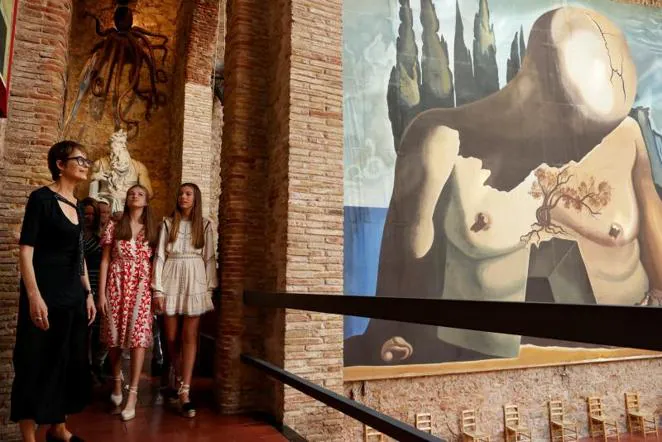 Leonor y Sofía visitan el Museo de Dalí en Figueras (Gerona)