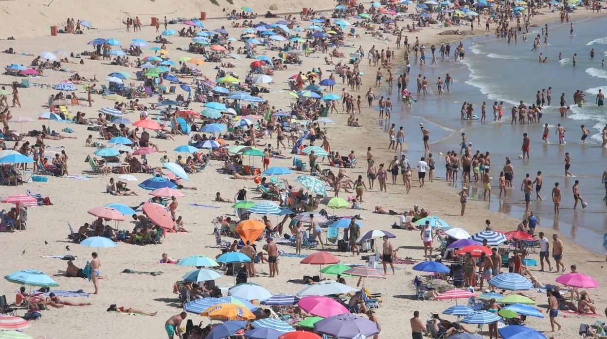 Fotos: Lleno en las playas de Cádiz en el primer domingo de julio