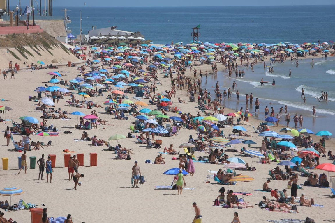 Fotos: Lleno en las playas de Cádiz en el primer domingo de julio