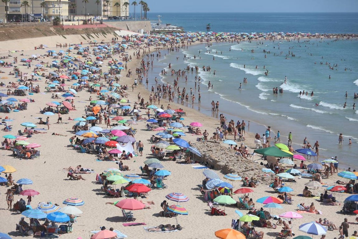 Fotos: Lleno en las playas de Cádiz en el primer domingo de julio