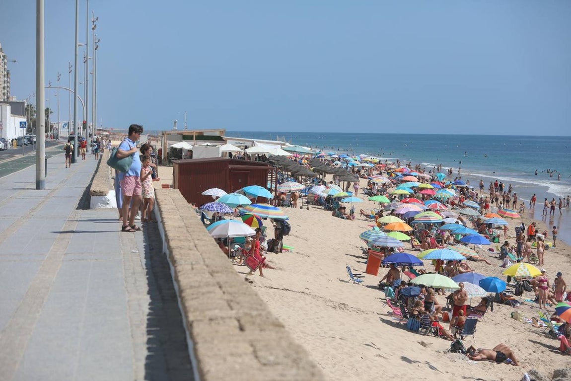 Fotos: Lleno en las playas de Cádiz en el primer domingo de julio