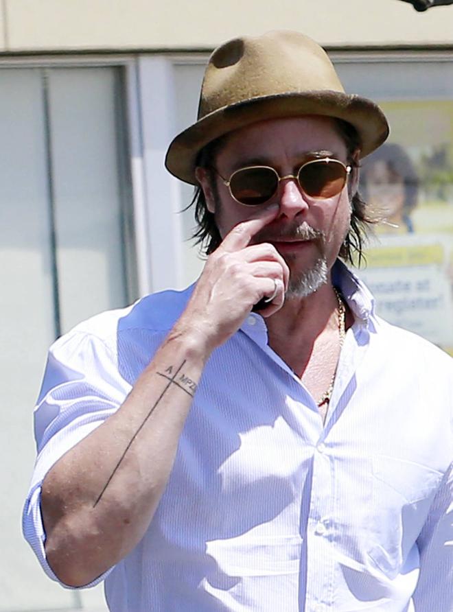 Los tatuajes de Brad Pitt. Brad Pitt es otro de los famosos que lleva diversos tatuajes en su cuerpo. En el antebrazo derecho el actor luce (o lucía) las iniciales de su familia, cuando estaba con Angelina Jolie, acompañadas de dos líneas.