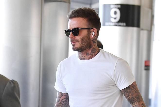 Los tatuajes de David Beckham. A David Beckham le queda poco espacio para sumar más tatuajes: cuello, brazos, espalda, manos, dedos, piernas... El británico se ha tatuado los nombres de sus hijos, fechas y número emblemáticos (como el 7, de su camiseta), frases y palabras, y numerosos dibujos (una rosa, una cruz...).