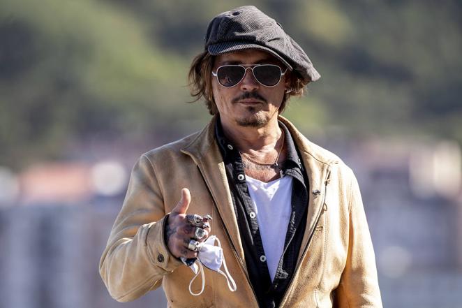 Los tatuajes de Johnny Depp. Otro famoso que ha querido reflejar en su cuerpo su vida es Johnny Depp que luce un buen número de tatuajes por brazos, espalda, manos, pecho... En honor a su familia, de ascendencia cherokee, el actor se tatuó al jefe de una tribu de indios Cherokee. Además, lleva los nombres de su madre y de sus dos hijos. Dibujos como corazones, un triángulo invertido, calaveras, una Z invertida, unas líneas negras... también forman parte de la elección del actor.