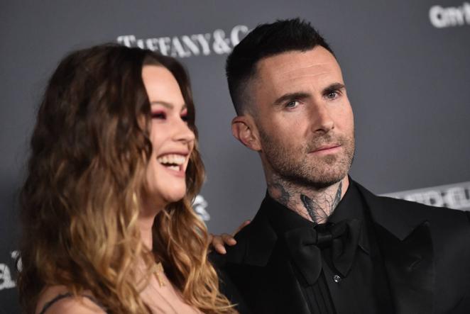 Los tatuajes de Adam Levine. El cantante de Maroon 5 es un gran amante de los tatuajes que lleva en la espalda, brazos, pecho, cuello... Dibujos tribales, palabras y frases (California, Los Ángeles...), flores, animales (tigre, paloma, águila, león...), las iniciales de su hija, plumas... son los diseños elegidos por Adam Levine para tatuarse.