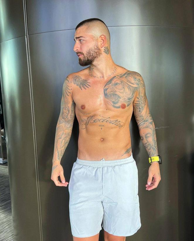 Los tatuajes de Maluma. El cantante Maluma ha elegido para tatuarse palabras como Medellín, su ciudad de origen, que luce en el abdomen, junto a la fecha de su nacimiento, un gran buda en el brazo izquierdo y un santuario japonés, un cabello en el brazo derecho junto a dos figuras que representan un hombre y una mujer y una rosa; en el pecho, la cabeza de un león, etc.