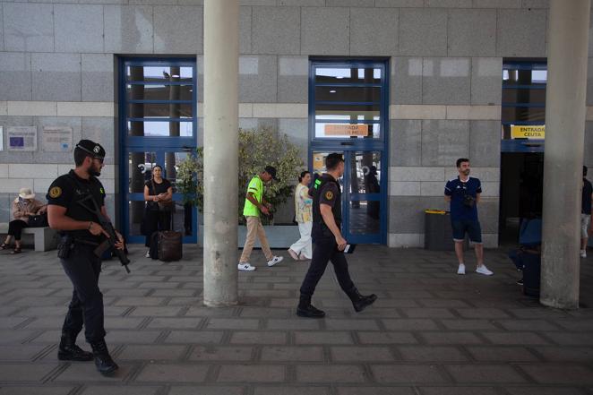 En fotos, las colas en Algeciras por la Operación Paso del Estrecho