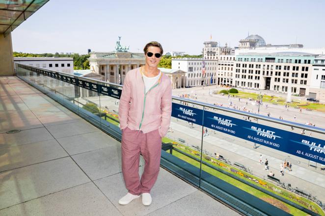 Brad Pitt, de rosa. También en Berlín, Brad Pitt lució otro estilismo bastante curioso: pantalones anchos de lino en color rosa, chaqueta, también rosa más claro, con cremallera verde y detalle mostaza en el cuello, y camiseta y zapatillas blancas. Un ‘outfit’ informal pero que denota el buen gusto por vestir del actor estadounidense.