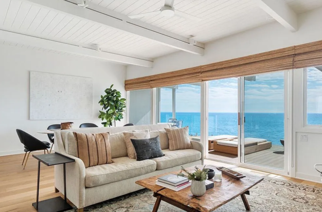 Así es la casa que alquila Sandra Bullock. La decoración de este inmueble es moderna y sencilla y predominan los tonos claros en contraste con el negro de la cocina. El segundo dormitorio cuenta con una original y elegante litera perfecta para acomodar a dos niños.