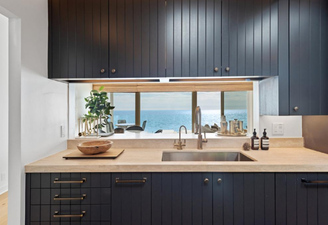 Así es la casa que alquila Sandra Bullock. La propiedad se encuentra dentro de una comunidad vigilada las 24 horas del día, los siete días de la semana en la que también residen la actriz Halle Berry y la propia Bullock.