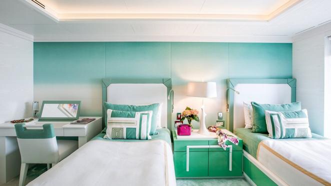 El verde agua, el azul o el naranja son algunos de los llamativos colores que han sido elegidos para decorar los camarotes del Madsummer, el espectacular yate que han elegido los Beckham para pasar las vacaciones del verano 2022.