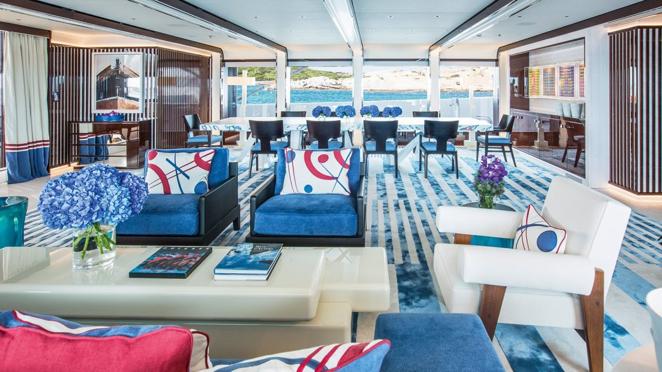 La embarcación destaca por un estilo atemporal, y un mobiliario moderno y elegante, que facilita la comodidad de los pasajeros.