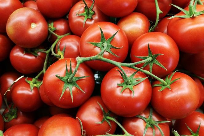 Tomate. Los <a href="https://www.abc.es/bienestar/alimentacion/abci-tomate-202002121421_noticia.html">tomates</a> son nutritivos y poco calóricos (18 calorías por cada 100 gramos), ya que la mayor parte de su peso es agua. Aporta vitamina C y de ácido fólico perolo mejor es su licopeno, el pigmento que le da su característico color rojo y que tiene propiedades antioxidantes.