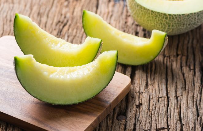 Melón. Con un alto contenido de agua y un bajo contenido calórico, el <a href="https://www.abc.es/bienestar/alimentacion/abci-melon-202009160744_noticia.html">melón </a>es la fruta ideal del verano. Aporta betacaroteno (en el organismo se convierte en vitamina A), y vitaminas C y B9. Destaca también por su contenido en potasio, que explica su efecto diurético y por aportar fósforo, calcio y magnesio.