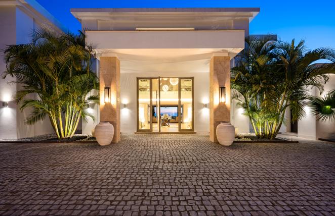 Villa Olympus, una mansión de lujo en Marbella. Con un característico estilo andaluz y un toque vanguardista aquí conviven en armonía materiales como el mármol travertino o la madera de roble.