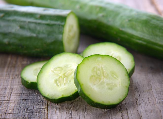 Pepino. El <a href="https://www.abc.es/bienestar/alimentacion/abci-pepino-202006100738_noticia.html">pepino </a>es rico en agua y en vitaminas del grupo B que favorecen la salud celular y el impulso nervioso. También contiene vitamina C, calcio, hierro, fósforo, magnesio, zinc y potasio. Por su escaso valor calórico está muy recomendado en las dietas de adelgazamiento. Contiene antioxidantes naturales antiinflamatorios.