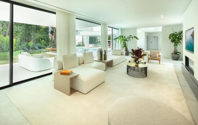 La casa cuenta con amplios espacios interiores diáfanos y grandes ventanales que aportan gran luminosidad. Un impresionante vestíbulo da la bienvenida a una sala de estar espaciosa, de planta abierta y techos altos que aportan sensación de mayor espacio.