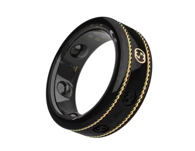 Anillo inteligente Gucci x Oura. Este anillo permite conocer la calidad del sueño de la noche anterior hasta detectar el momento de la siesta. Además, analiza el sueño profundo, la fase REM, el sueño ligero, la frecuencia cardíaca nocturna y la diurna, permite optimizar el horario de sueño y mucho más. Gracias a la monitorización de la frecuencia cardiaca constante, los siete sensores de temperatura y el análisis del sueño, la pieza de joyería inteligente decodifica cada día mediante tres puntuaciones diarias que miden el sueño, la actividad y la preparación. Cada puntuación se adapta y responde diariamente de acuerdo con los patrones personales de la persona que lleva el diseño. Esta colaboración rinde un sutil homenaje a los orígenes de Gucci en el mundo del deporte y el ocio reflejado con una interpretación del monograma de Guccio Gucci que viene acompañado de un adorno trenzado de oro 18 quilares. Para comprar el anillo hay que contactar con un Client Advisor de Gucci para una sesión dedicada.