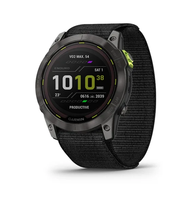 Reloj Enduro 2 de Garmin. Pensado para deportistas es el nuevo reloj Enduro 2 de Garmin. El diseño resistente, ligero y sofisticado de este modelo incluye una gran pantalla de 1,4 pulgadas con carga solar y una carcasa de 51mm con lente de zafiro. Gracias a su batería con función de carga solar se puede disfrutar de hasta 34 días de autonomía en el modo smartwatch, con 12 días adicionales con la función de carga solar y de hasta 150 horas en el modo GPS. Entre sus diferentes funciones están las métricas de rendimiento, aplicaciones deportivas integradas, control de tiempo de recuperación y sugerencias de sesiones de entrenamiento diarias. Viene con linterna superbrillante, guía de mapas nextfork, sensores ABC –que incluyen un altímetro, un barómetro y una brújula electrónica de tres ejes–, sensor de frecuencia cardiaca, pulsioxímetro, seguimiento de la respiración, puntuación y control avanzado del sueño y seguimiento de la hidratación. Su precio es de 1099,99 euros