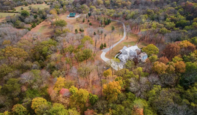 Así es el rancho que ha vendido Miley Cyrus. En cuanto a las propiedades actuales, Cyrus tiene todavía una casa de 4 millones de dólares en las frondosas colinas del vecindario Studio City de Los Ángeles.