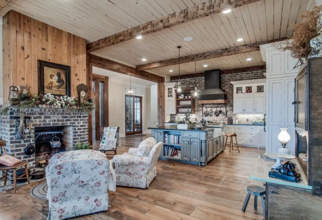 Así es el rancho que ha vendido Miley Cyrus. La vivienda principal, construida en 2014 en un terreno de 33,5 acres, cuenta con 650 metros de espacio habitable distribuidos en cinco dormitorios, cuatro cuartos de baño completos y dos tocadores.