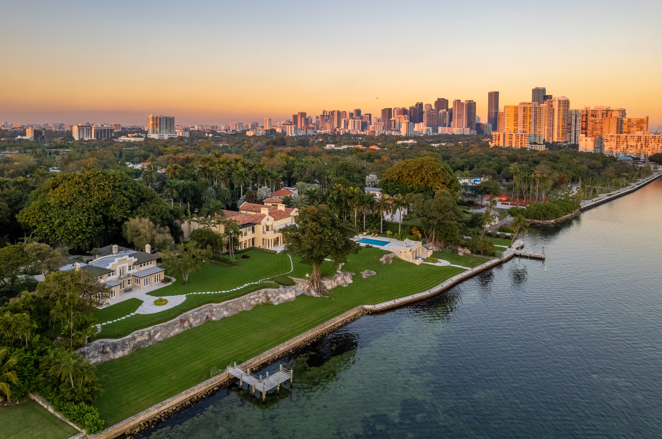 Así es el complejo de lujo Arsht Estate. Por primera vez en la historia del condado de Miami-Dade, la venta de una propiedad residencial ha superado el umbral de los 100 millones de dólares vendiéndose por 106.875.000 dólares. El anterior récord estaba en 93 millones, cifra que pagó Phillip Ragon, fundador de la compañía tecnológica InterSystems, por tres casas en Golden Beach.